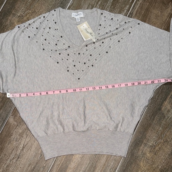 Carmen Marc Valvo Light Gray Knit Top - Picture 6 of 8